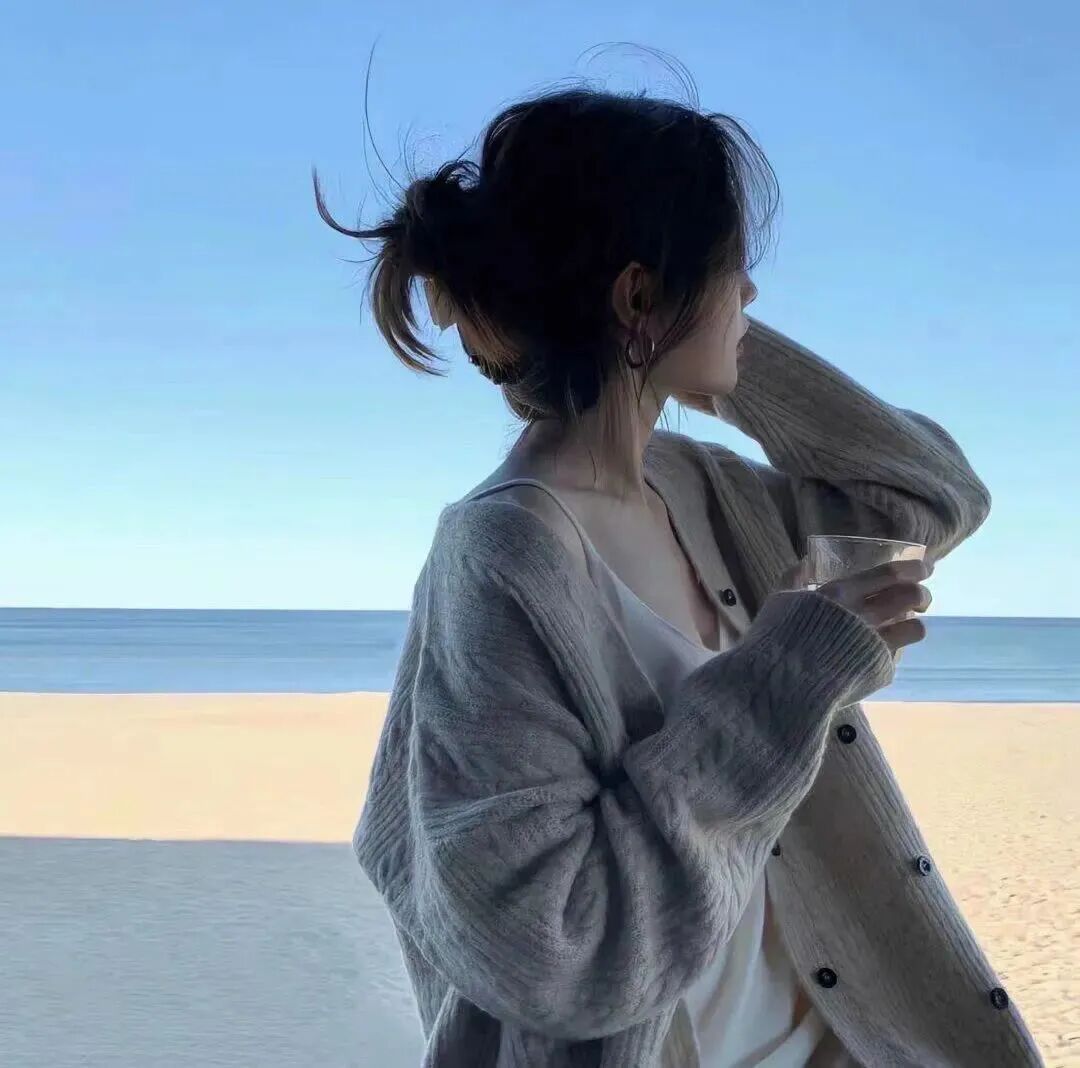 自由感海边侧脸女生头像