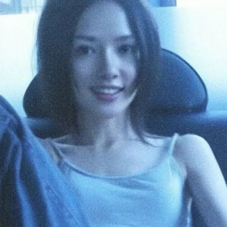 车内温柔女生头像