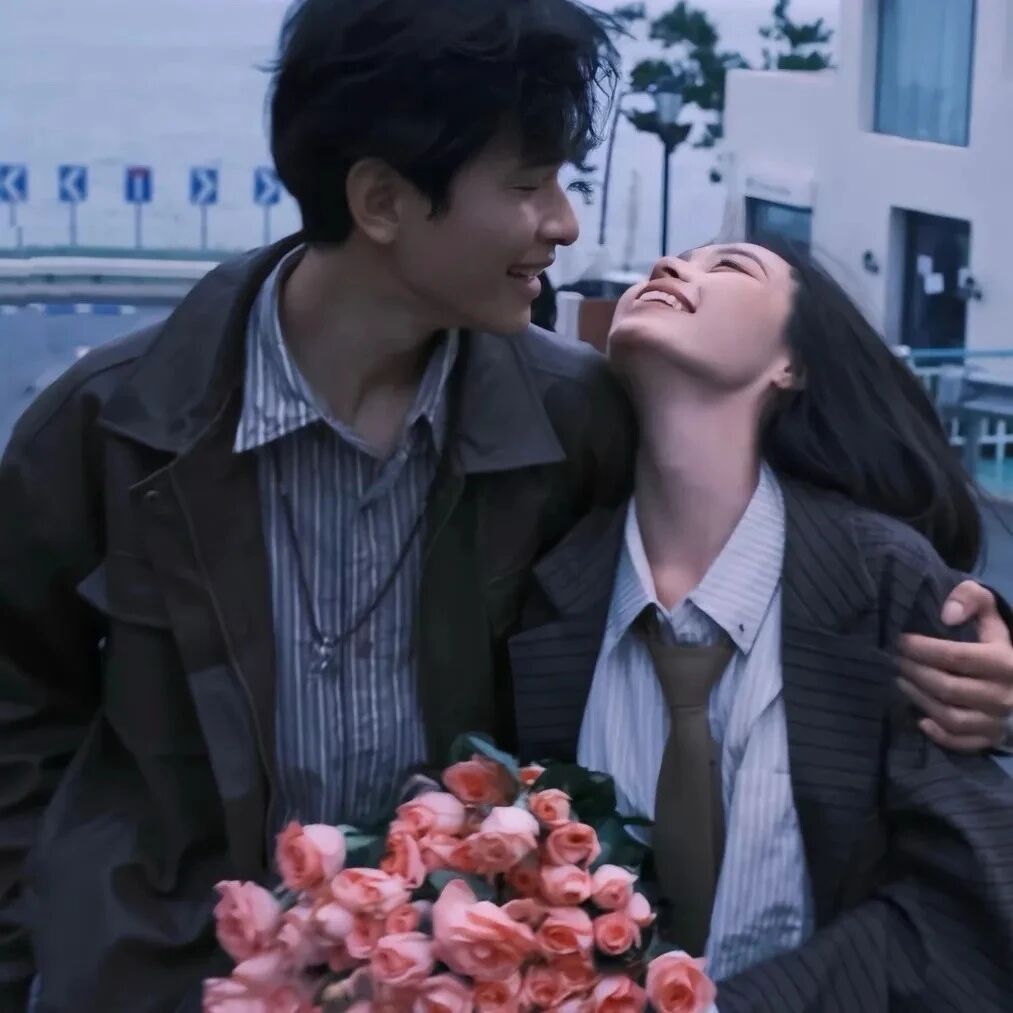 duixhuabichipaituo鲜花真人情侣头像