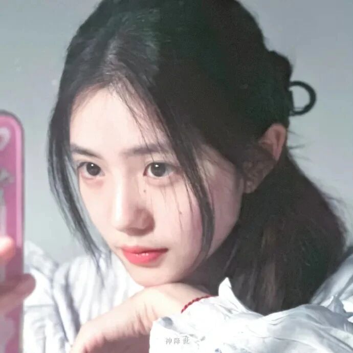 刘浩存爱豆自拍手机女生头像