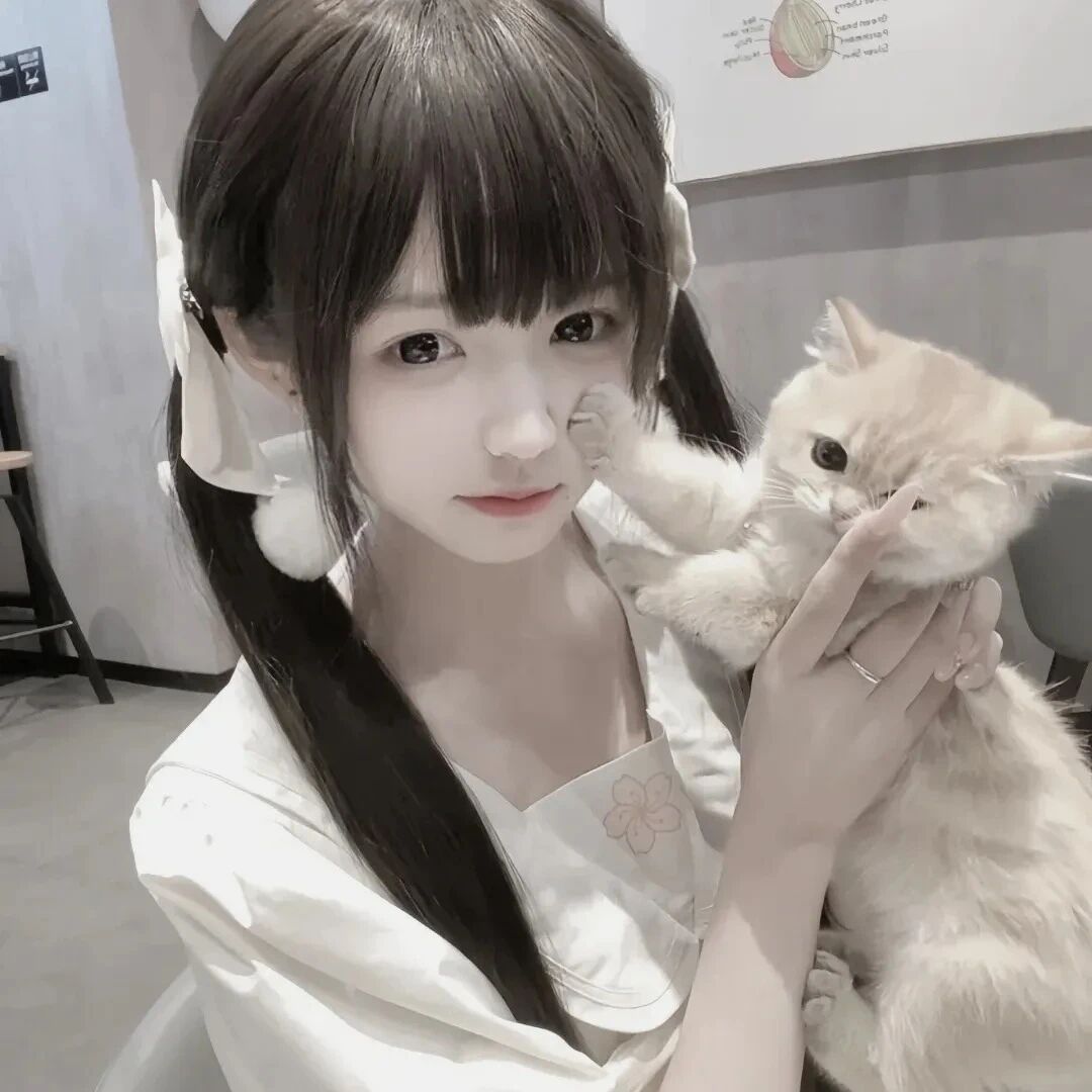 抱着猫咪甜妹女生头像