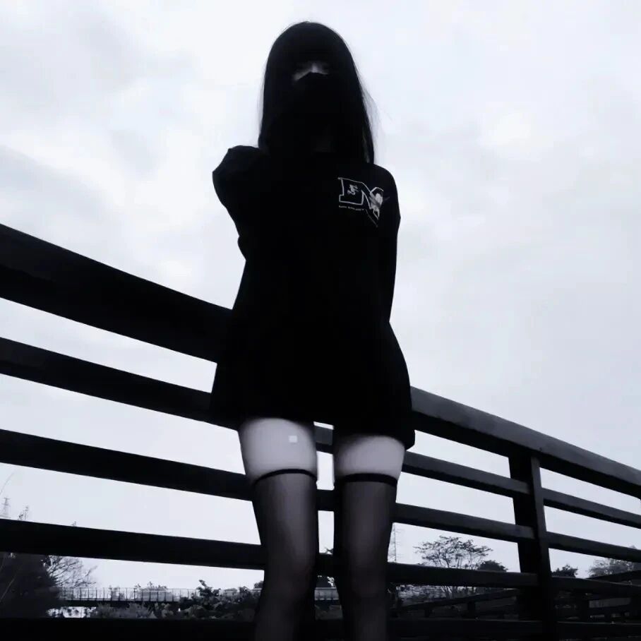 黑白权威不露脸女生头像
