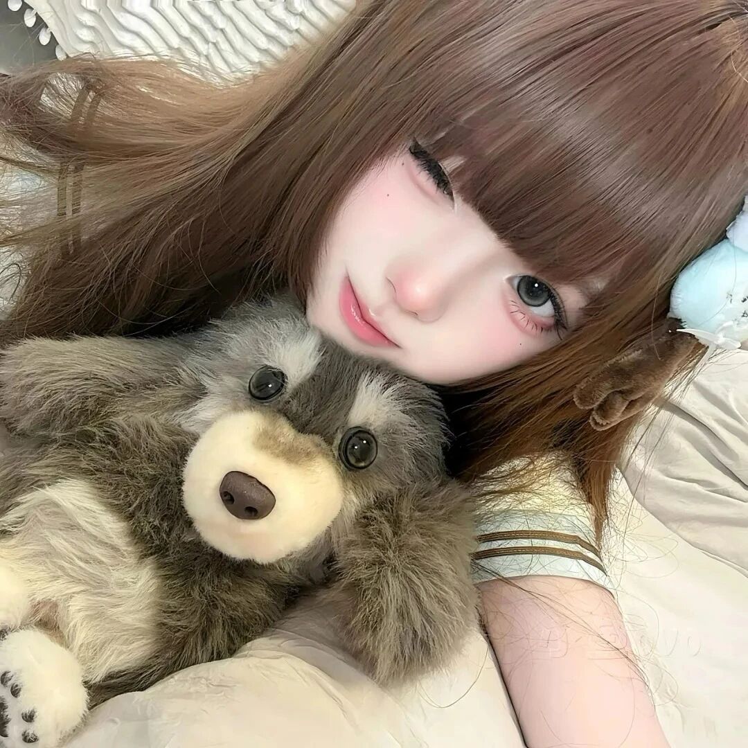 抱着玩偶少萝女生头像