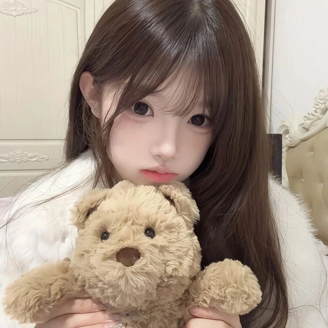 抱着玩偶少萝女生头像