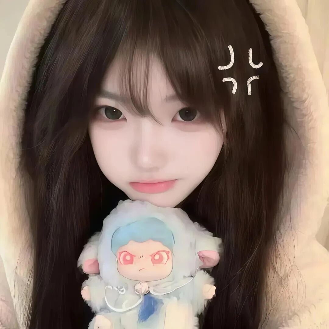 抱着玩偶少萝女生头像