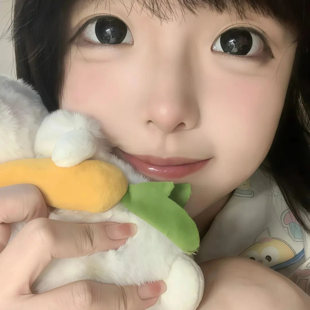 抱着玩偶怼脸少萝女生头像
