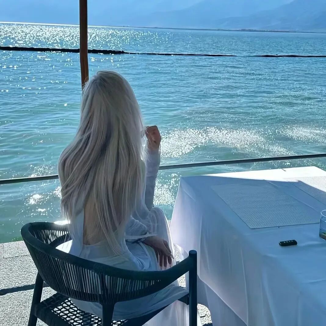 海边小众背影不露脸女生头像