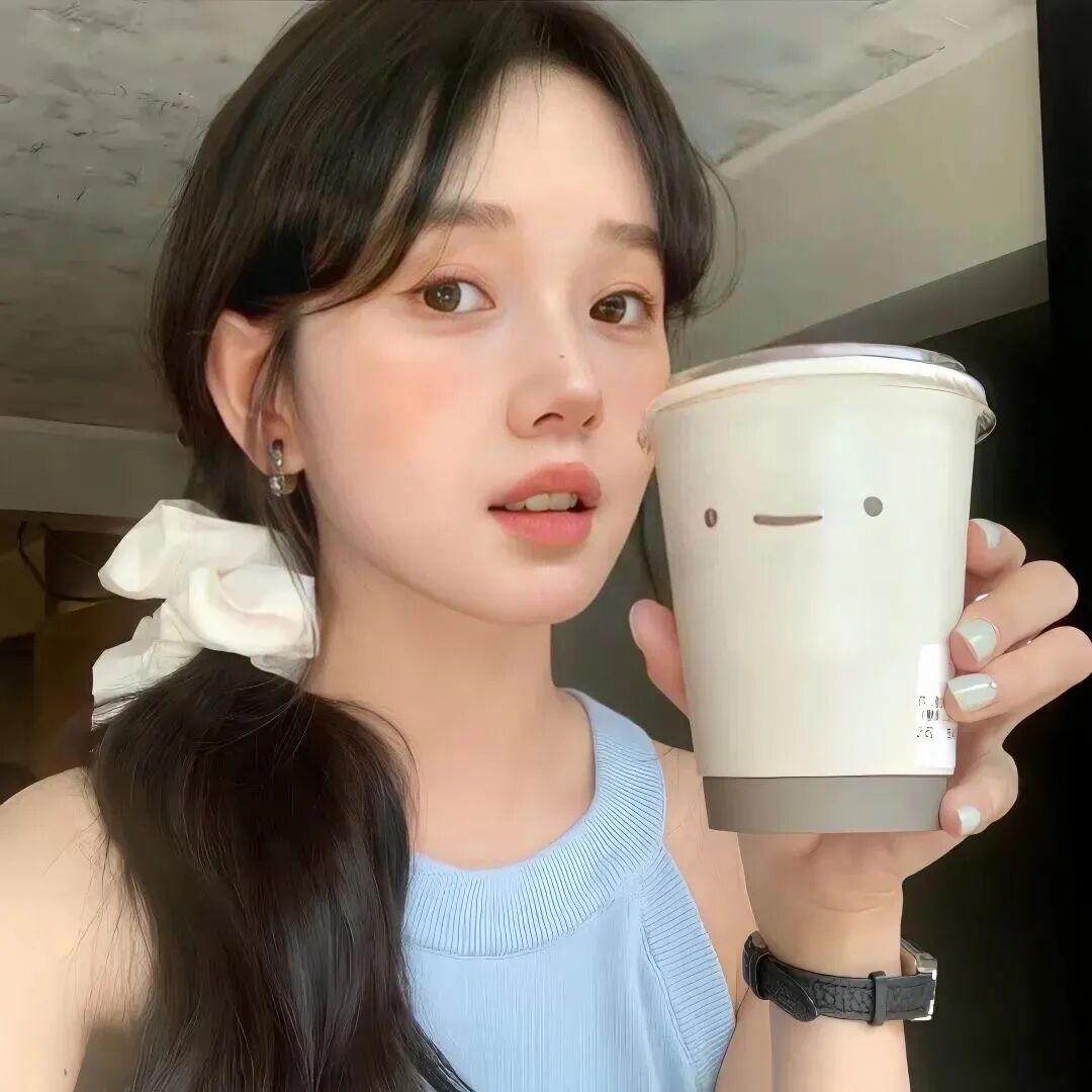 喝咖啡小众女生头像