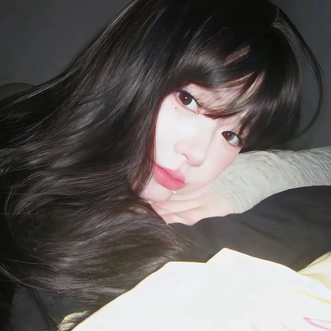 光感趴着小众女生头像