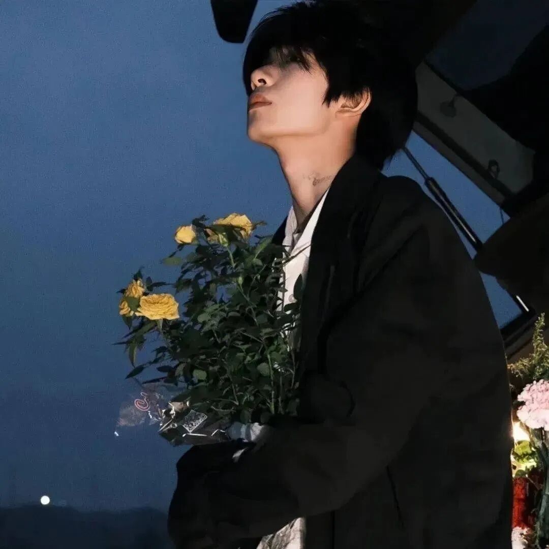 鲜花氛围感帅气侧脸男生头像