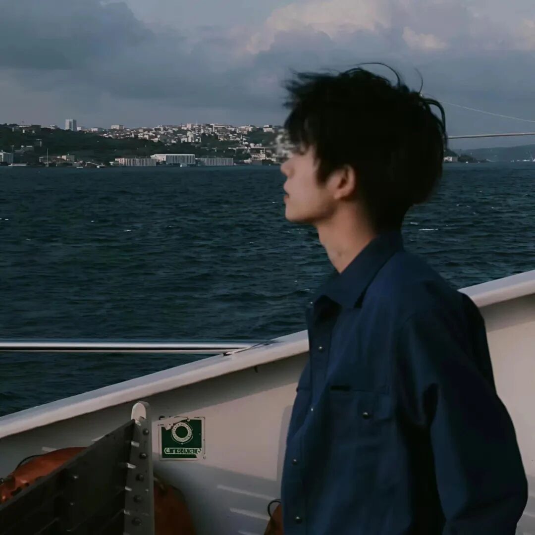 海边痞帅侧脸男生头像