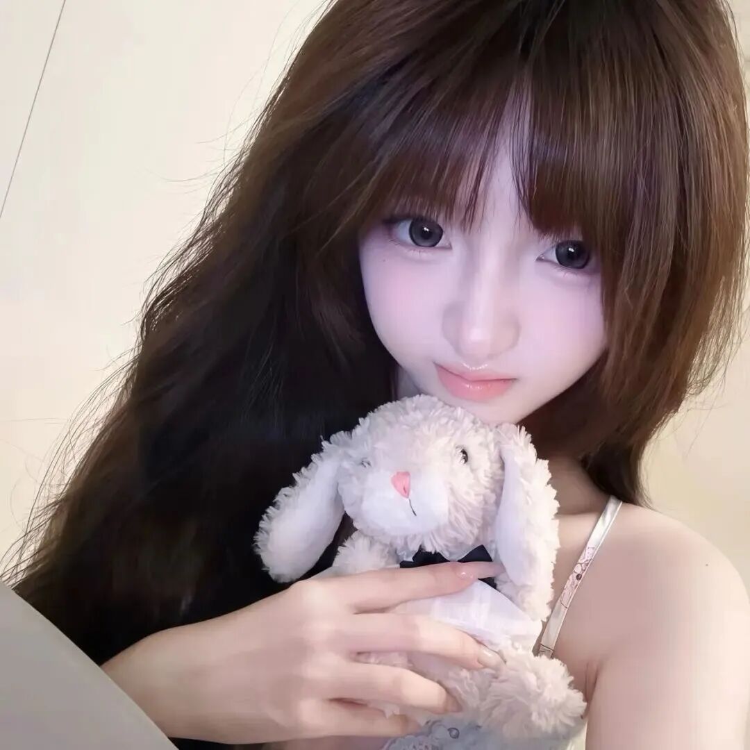 抱着玩偶甜妹女生头像