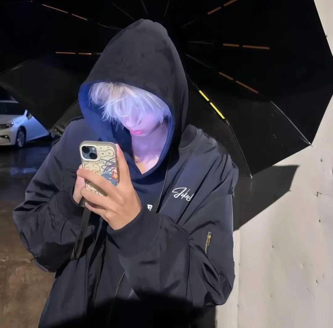 撑伞自拍手机个性男生头像