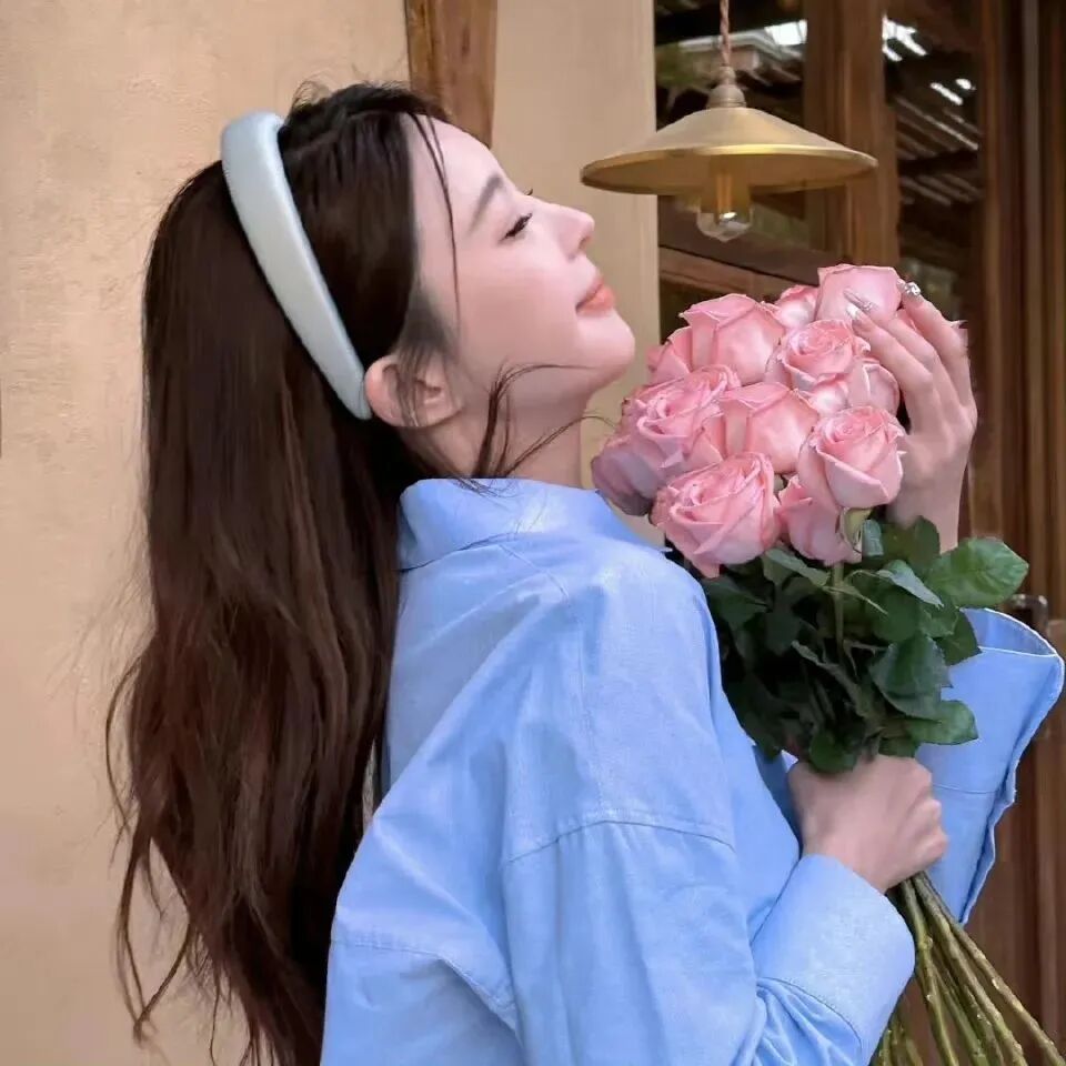 鲜花侧脸女生头像氛围感女生头像