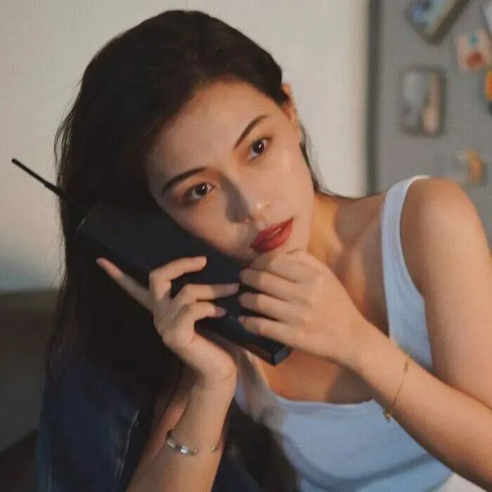 氛围感女生头像打电话头像