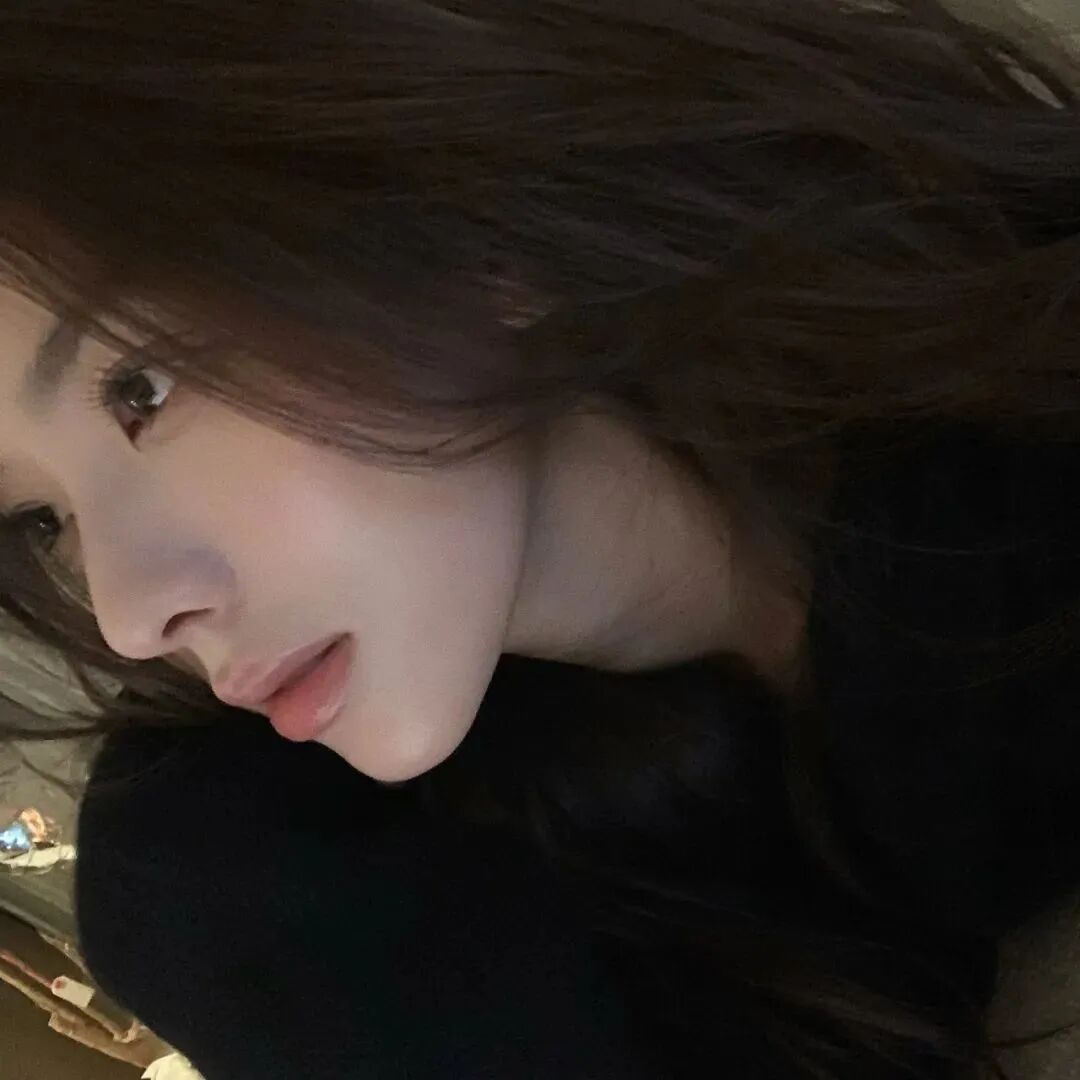 侧脸女生头像