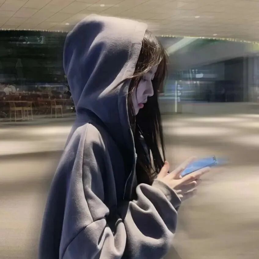 氛围感女生头像侧脸女生头像