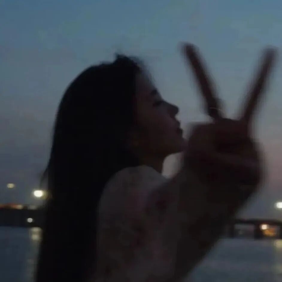 氛围感女生头像侧脸女生头像