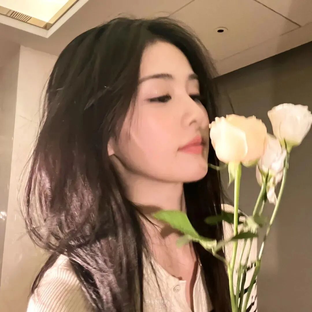 侧脸女生头像鲜花头像