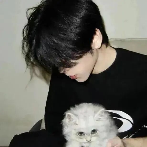 抱着狗狗痞帅侧脸男生头像
