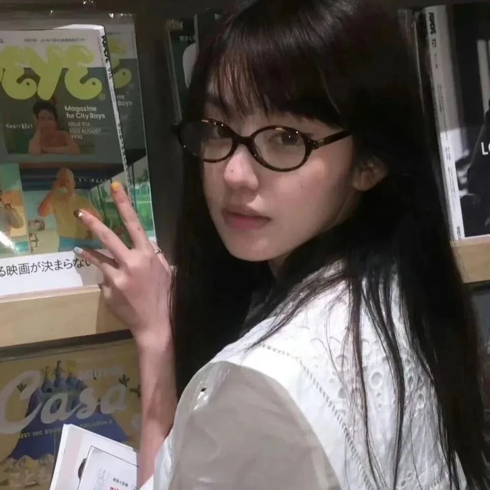 剪刀手御姐女生头像