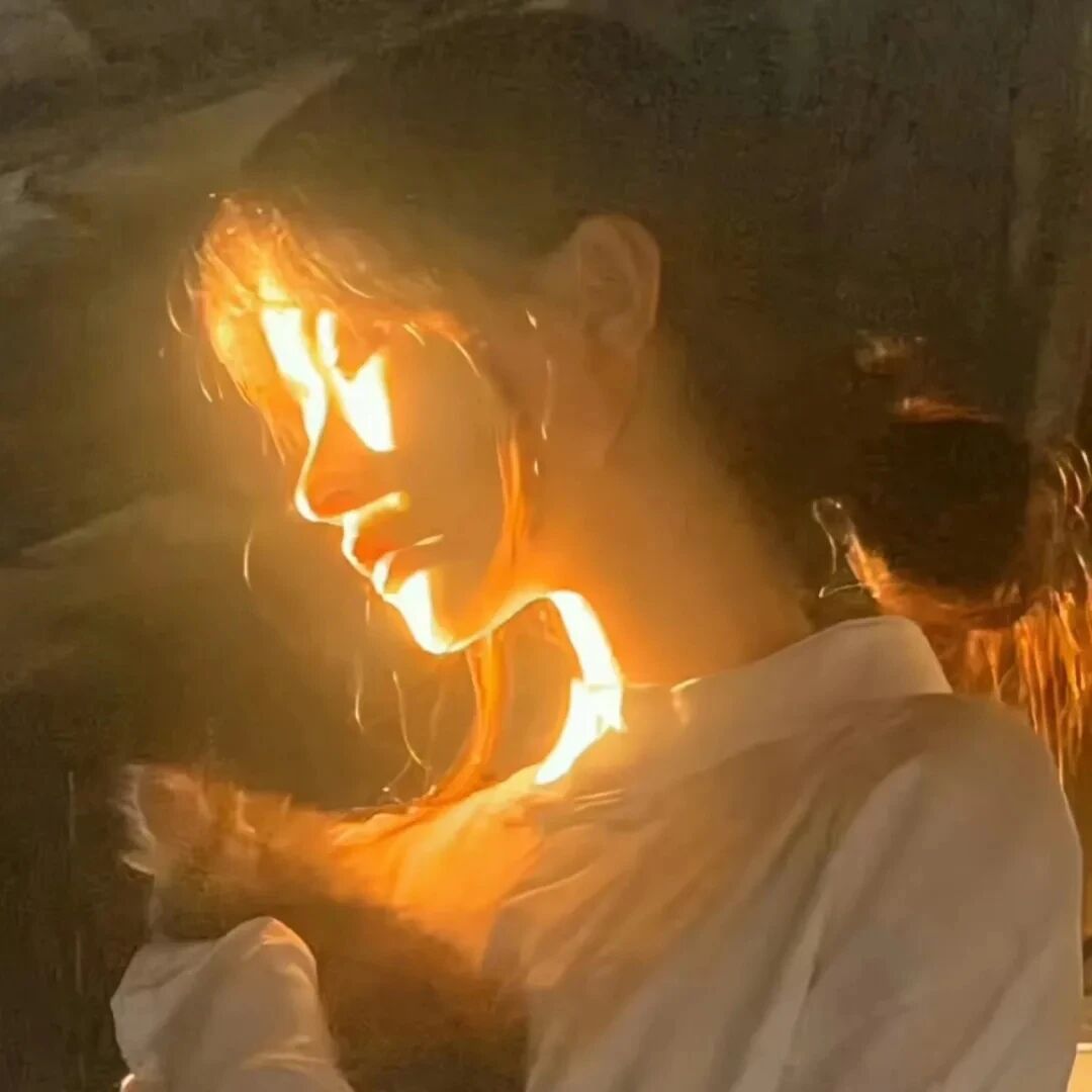 抱着猫咪光感侧脸女生头像