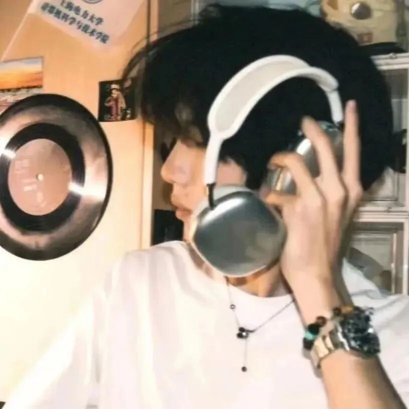 戴耳机帅气侧脸男生头像