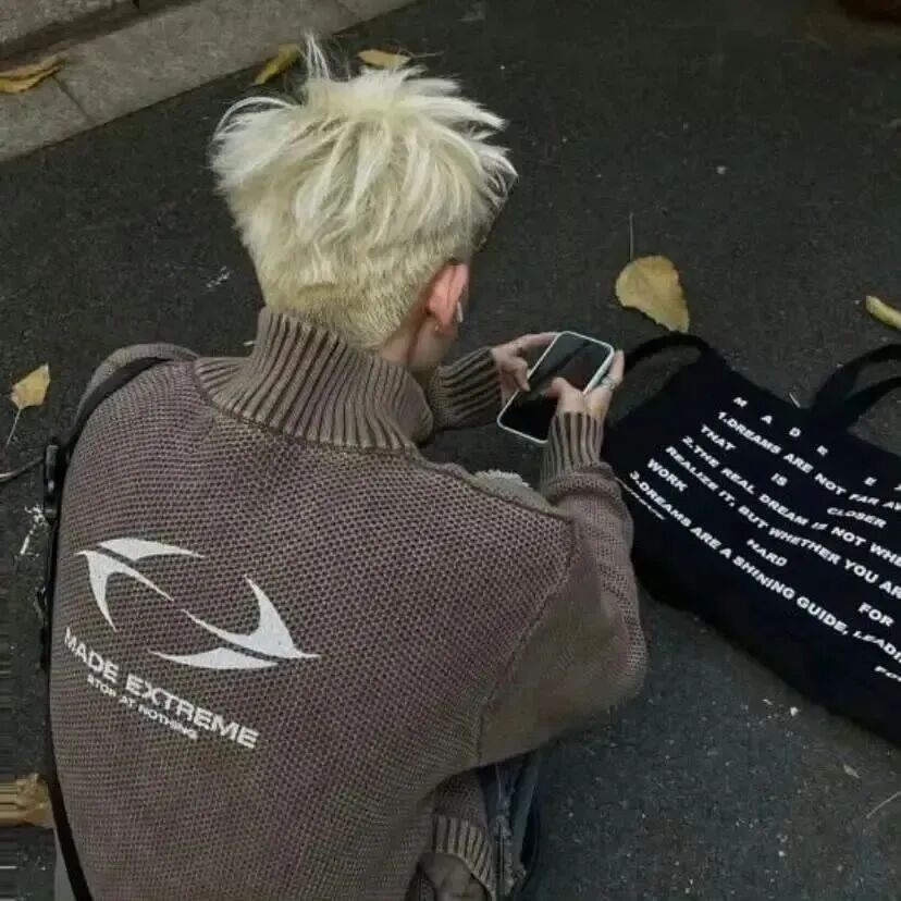 个性背影不露脸男生头像
