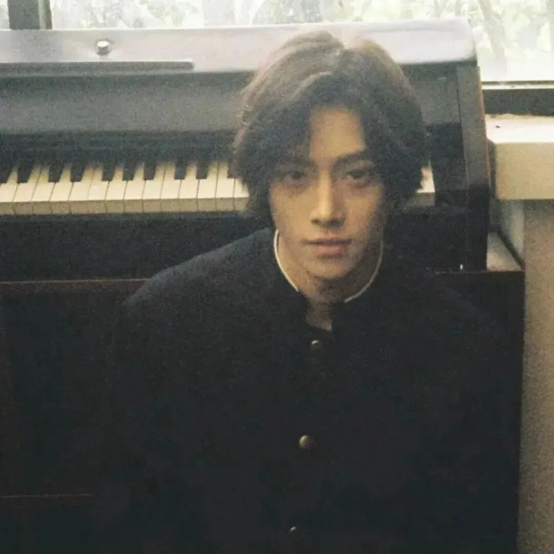 钢琴痞帅男生头像