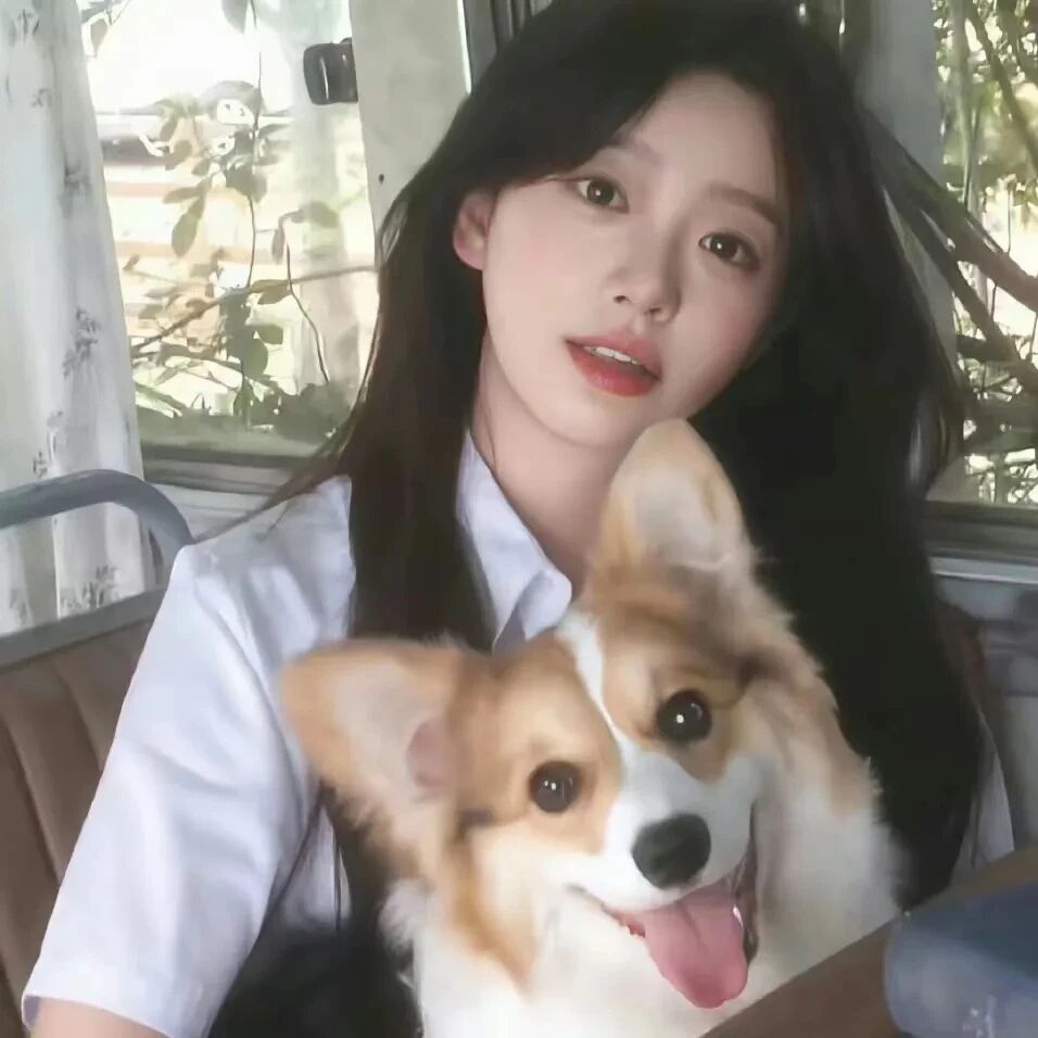 抱着狗狗甜妹女生头像