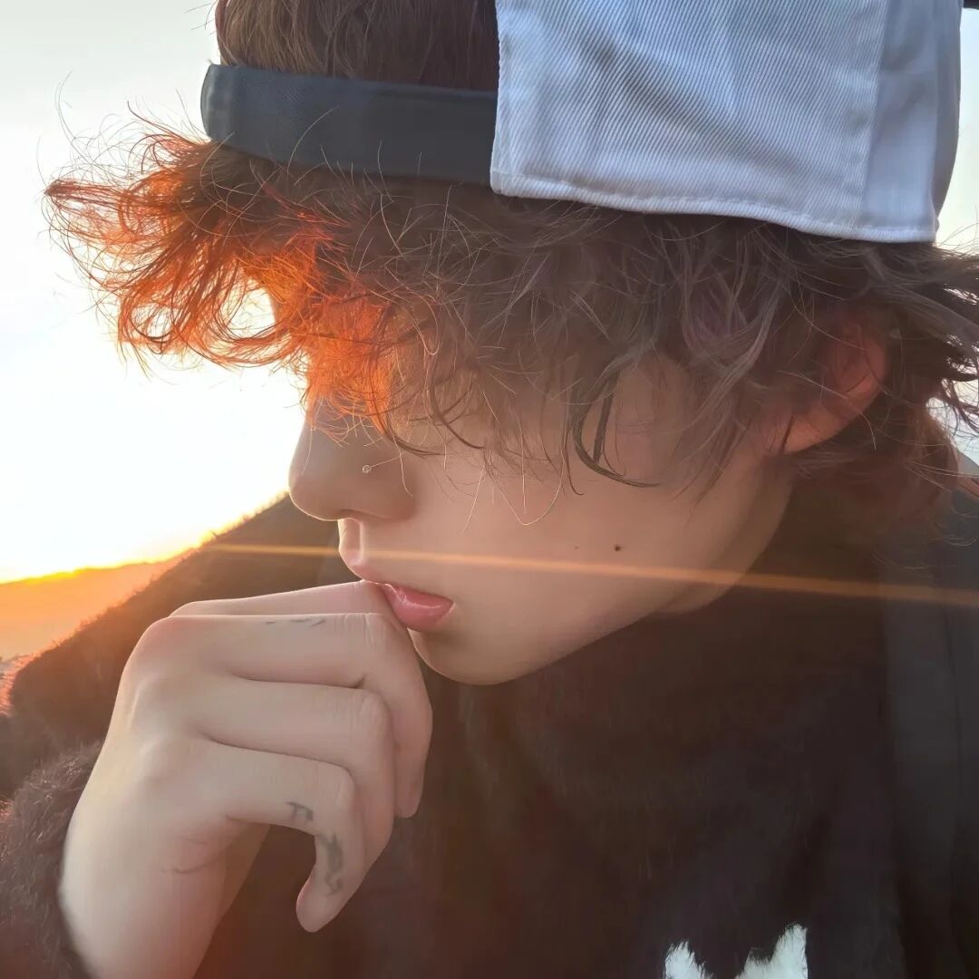 痞帅侧脸男生头像