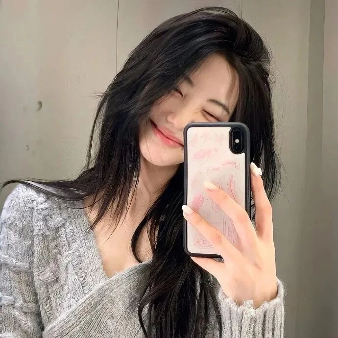 自拍手机爱笑气质女生头像