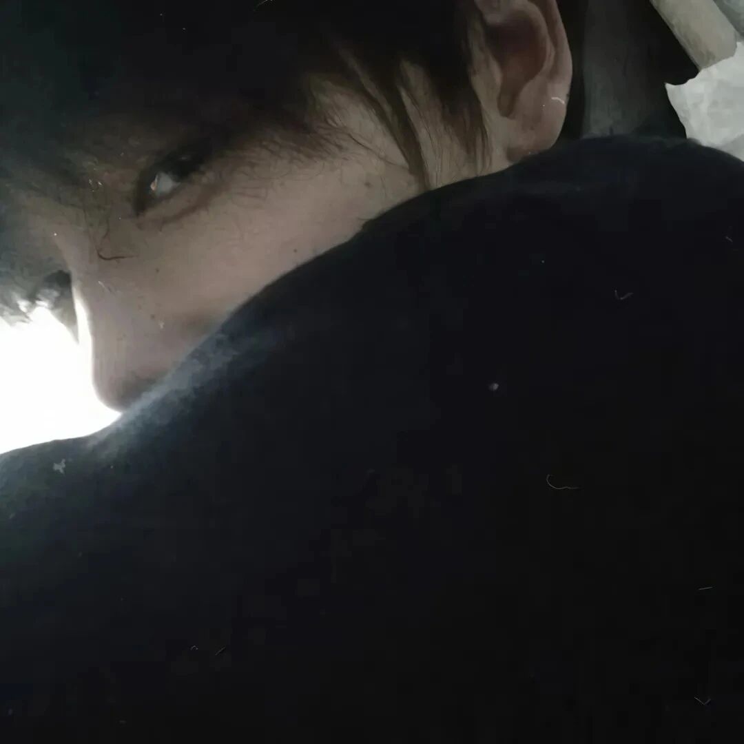 小众侧脸男生头像