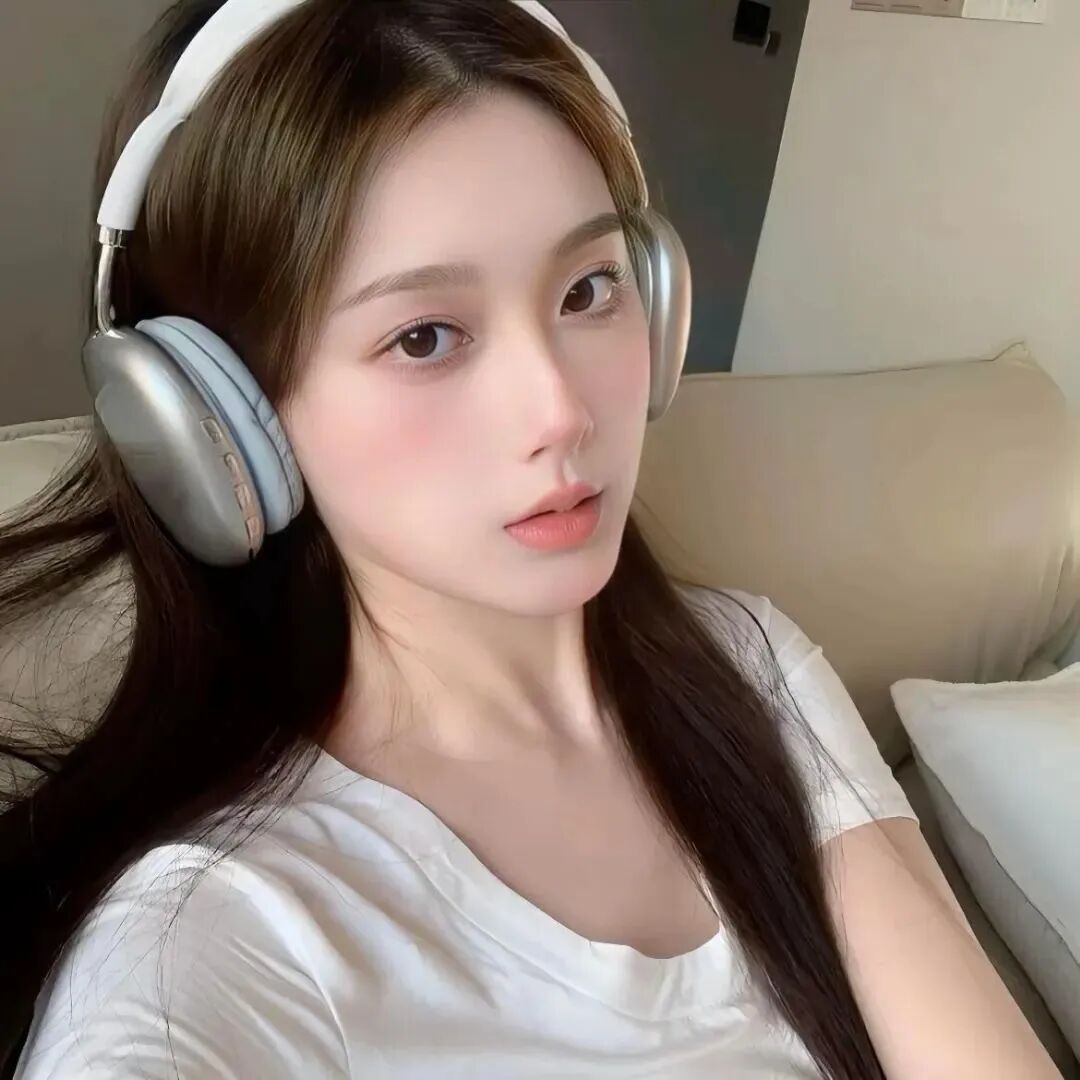 戴耳机温柔女生头像