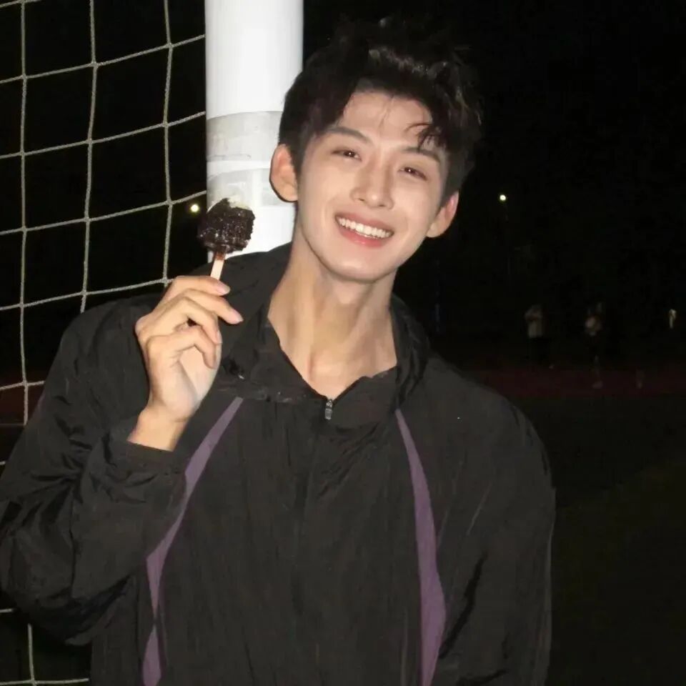 爱笑小众男生头像