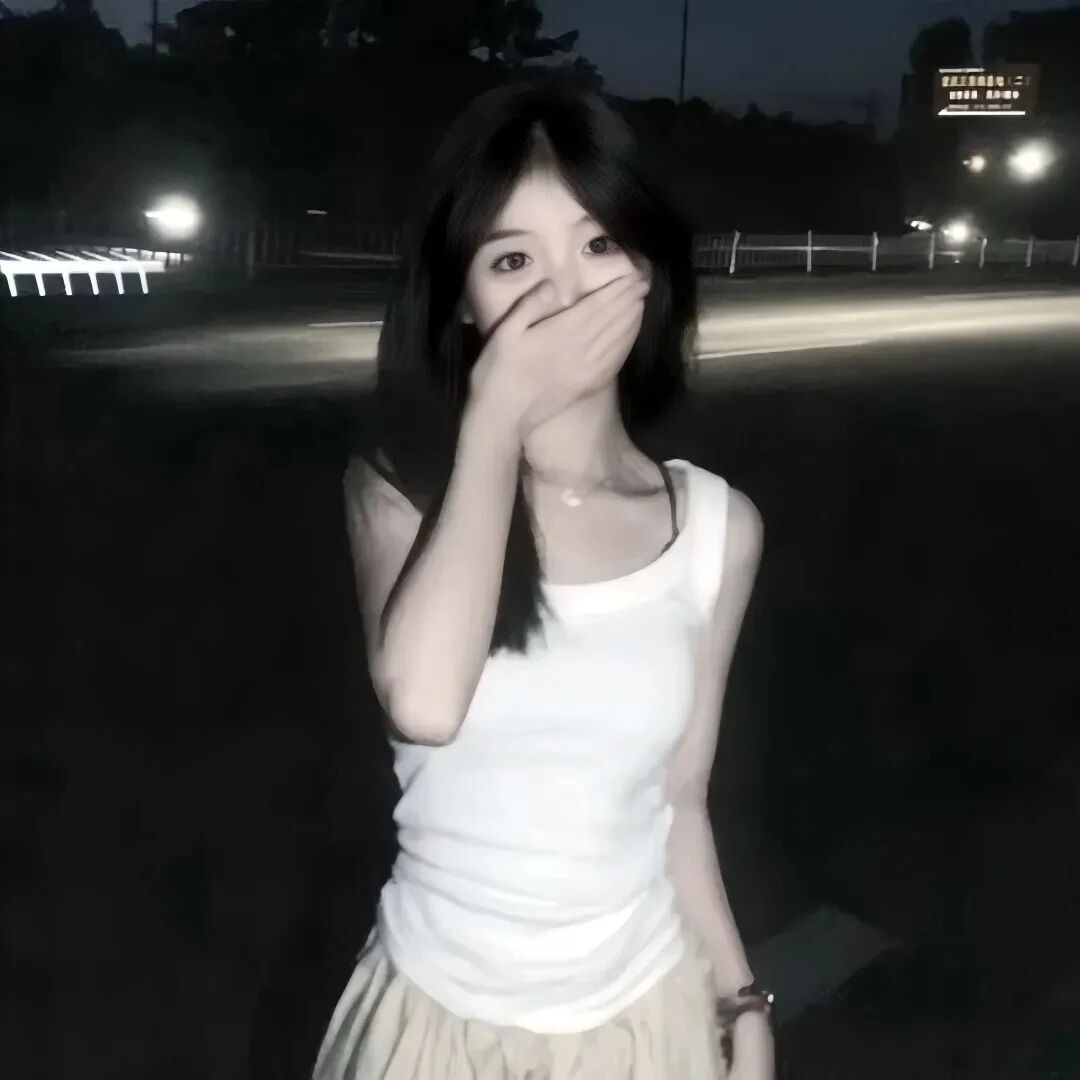 捂嘴纯欲女生头像