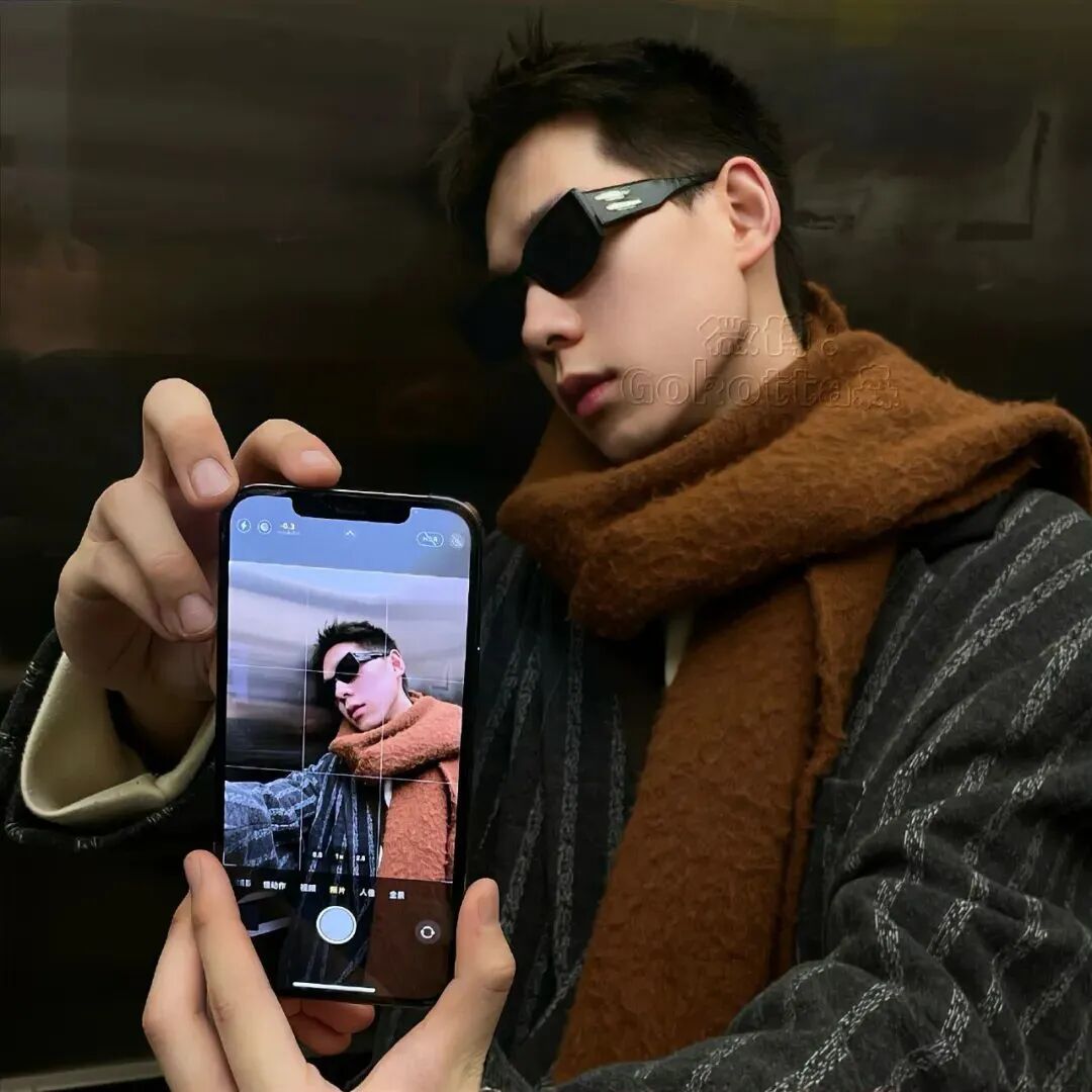 自拍手机墨镜痞帅男生头像