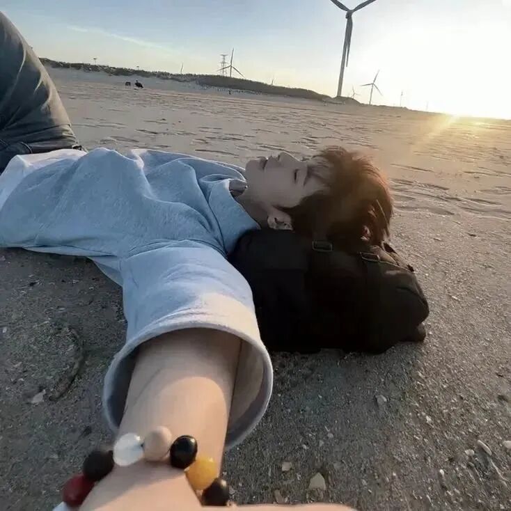 小众躺着侧脸男生头像
