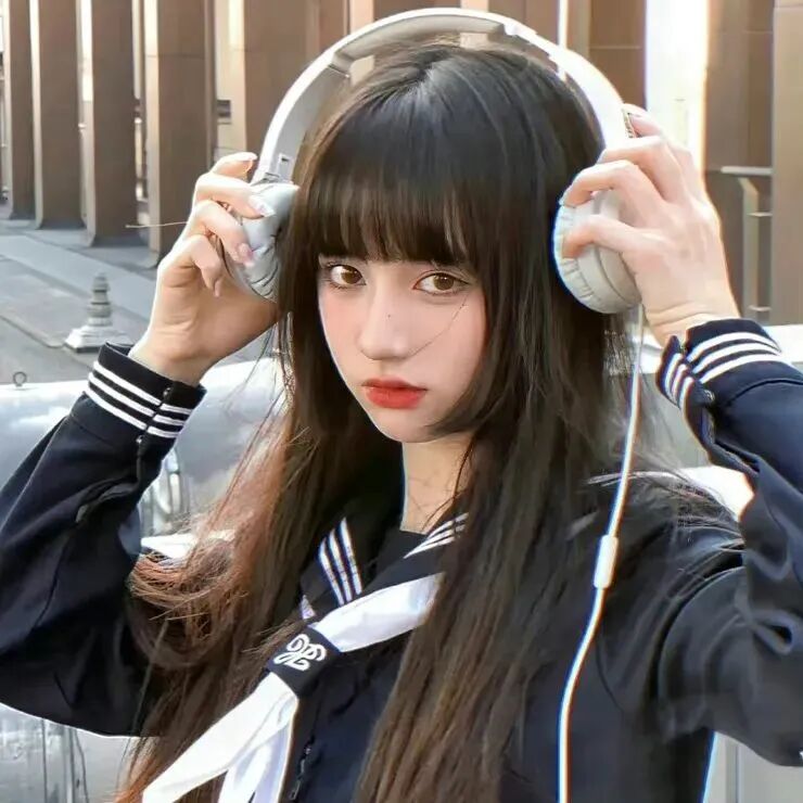 戴耳机学院风甜妹女生头像