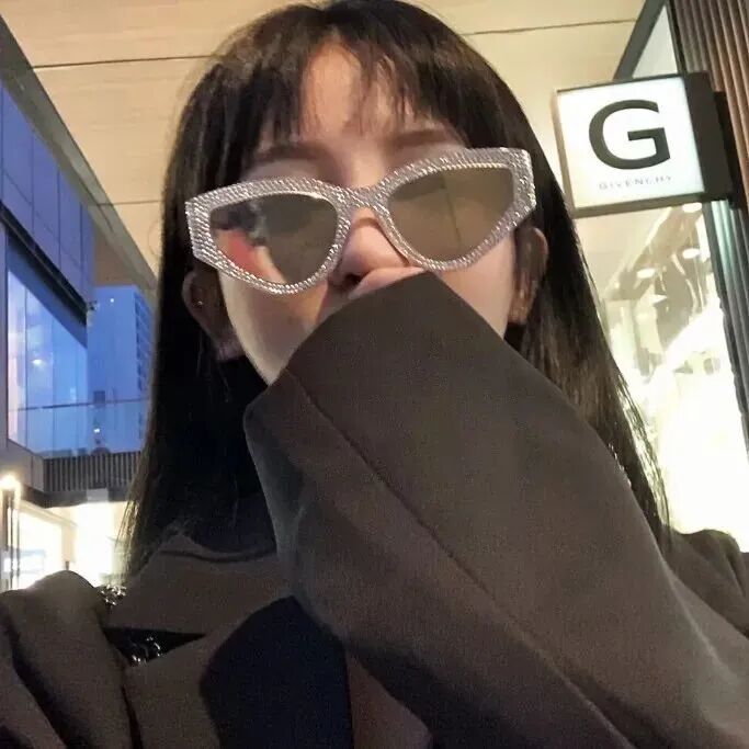 墨镜冷酷女生头像
