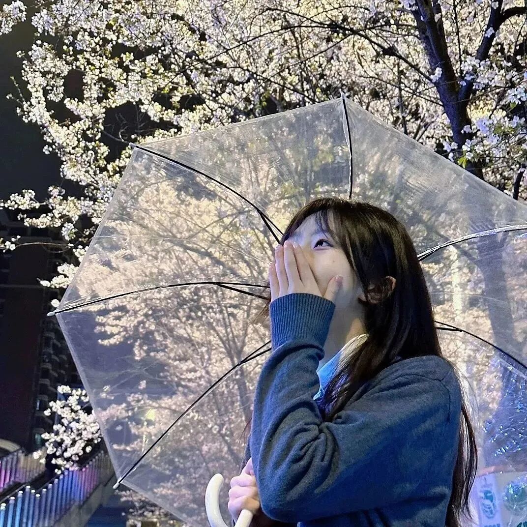 撑伞氛围感捂嘴女生头像