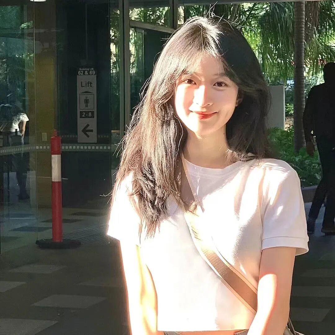 光感爱笑女生头像