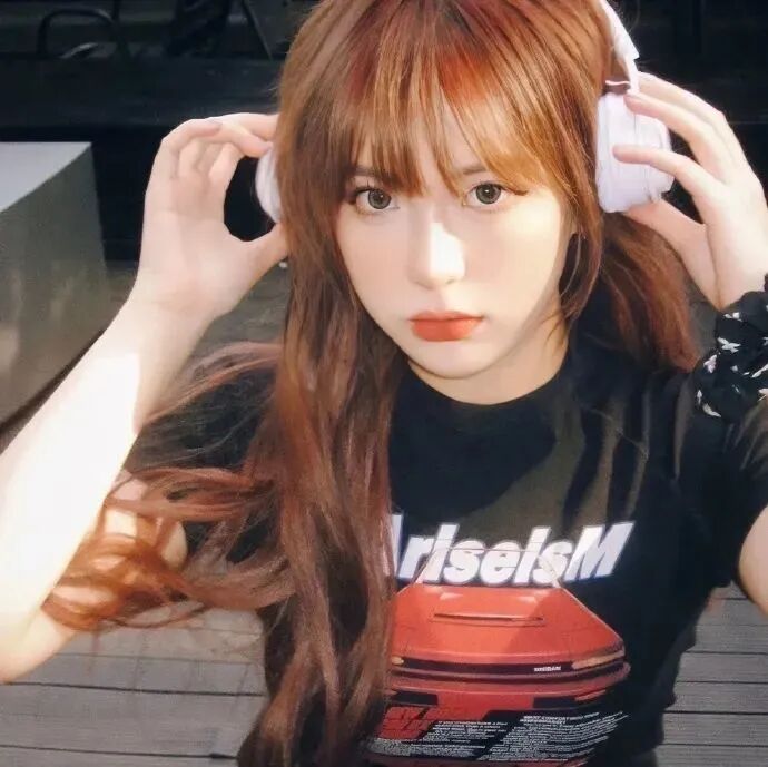 戴耳机小众女生头像
