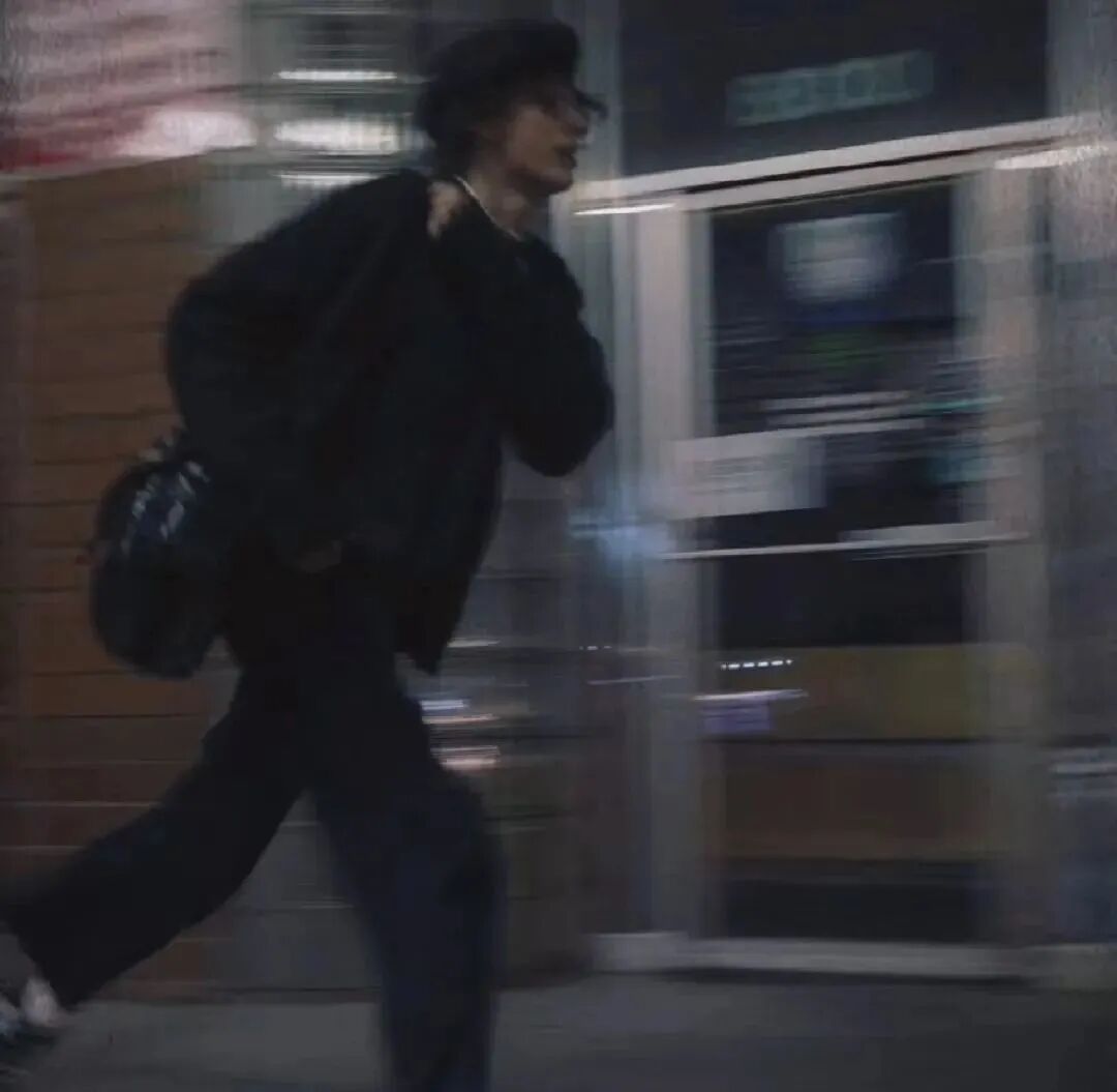 奔跑氛围感侧脸男生头像