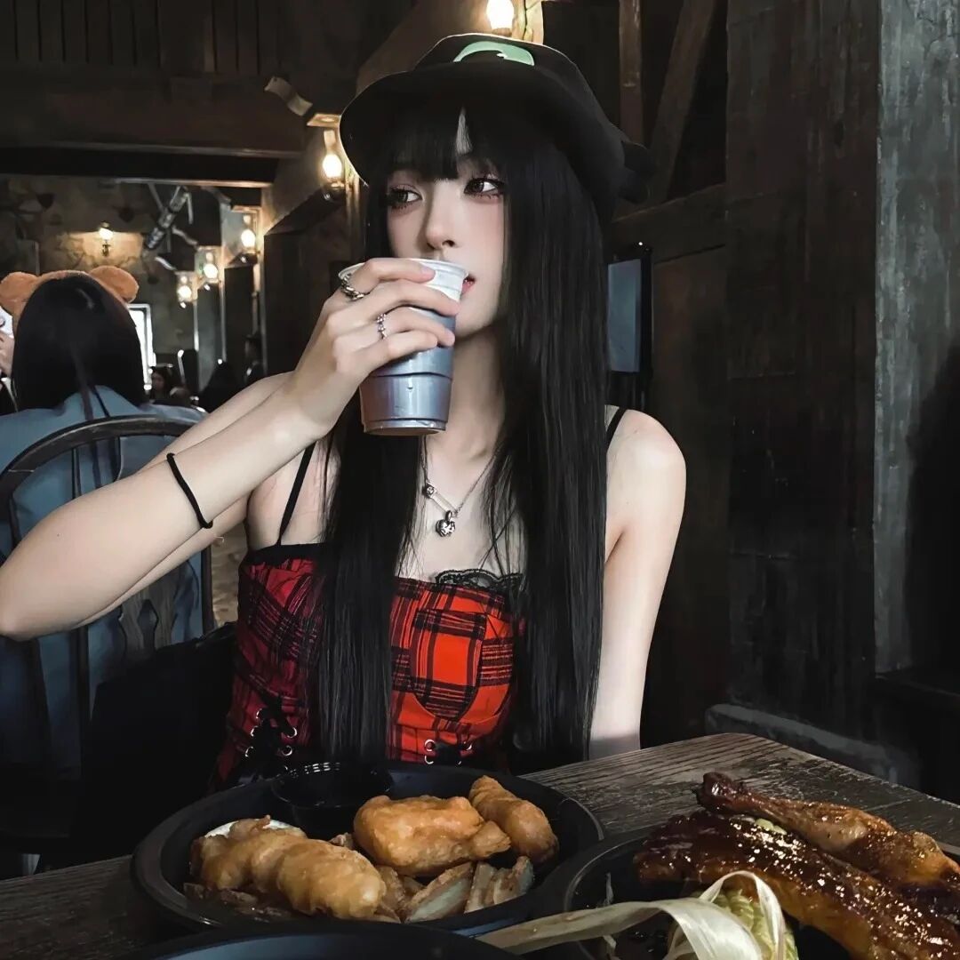 红色系纯欲女生头像