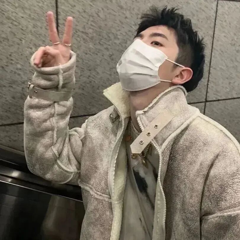 剪刀手个性不露脸男生头像