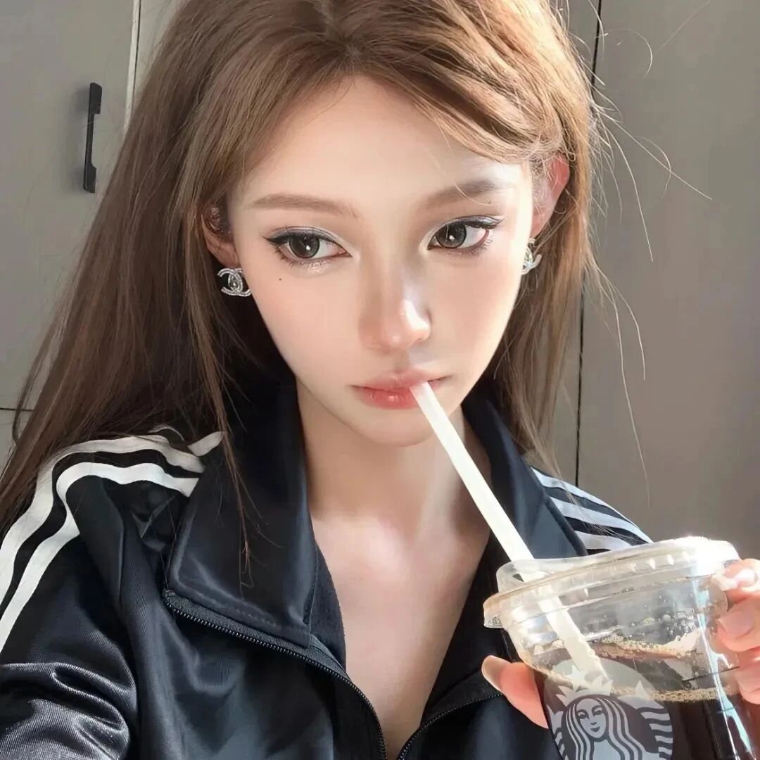 喝咖啡很飒女生头像