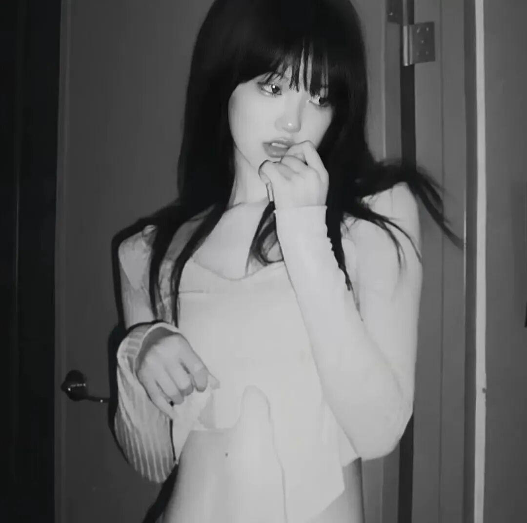 黑白气质女生头像