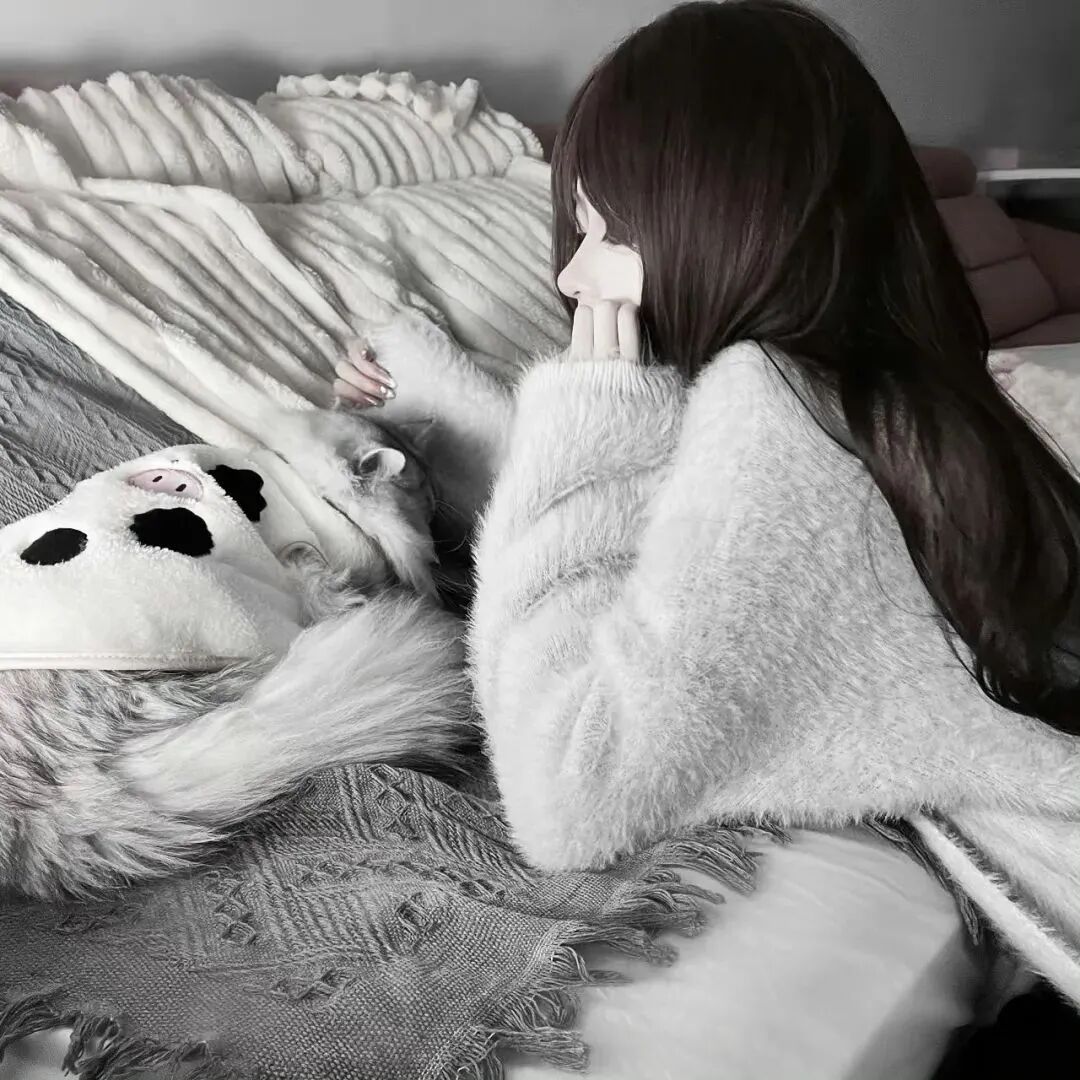 黑白小众侧脸女生头像