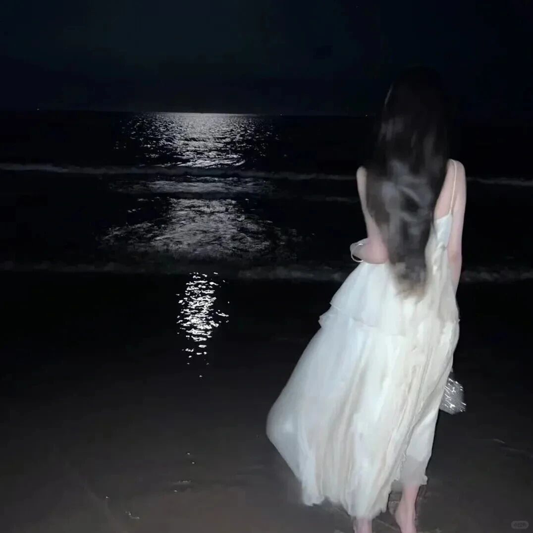 氛围感海边背影不露脸女生头像
